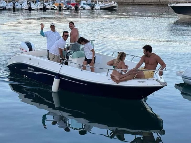 Aperitif on a boat at sunset at the Queen Cave - Key points before you go