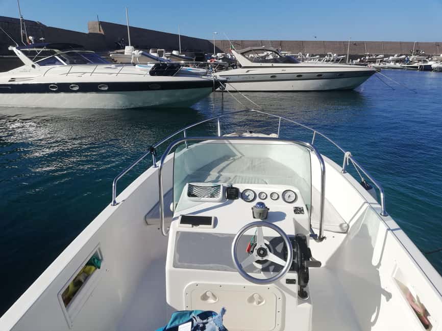 Aperitif on a boat at sunset at the Queen Cave - Entering the moment at Marina Arenella