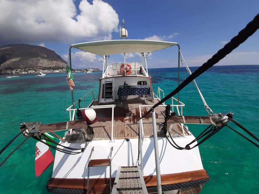 Boat trip Palermo - Stop 1 cruise time: the coast view as your warm-up