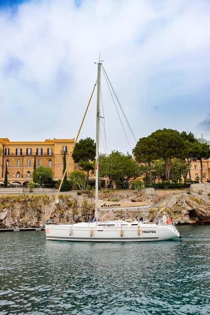 Escursione di mezza di giornata in barca a vela - Grotta Regina and the Coastal Pass: What You See on the Way