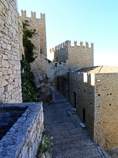 From Palermo: Medieval castle tour of Caccamo and Cefalù. - A one-day route that actually makes sense