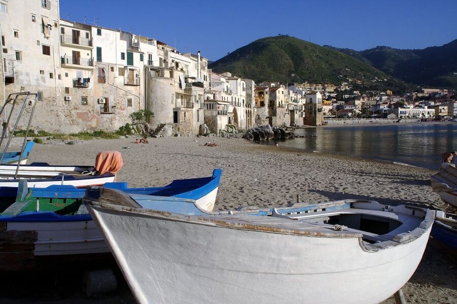 From Palermo: Medieval castle tour of Caccamo and Cefalù. - The next hop: 45 minutes toward Caccamo’s high stone world