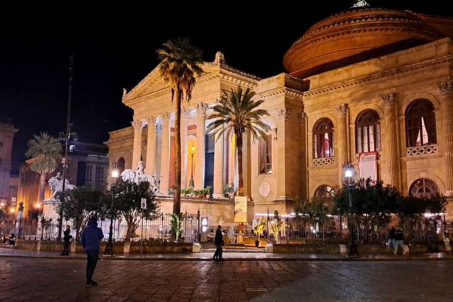 Napoli tour: alla scoperta del centro storico - Starting at Piazza Borsa: the city’s clock and your meeting point