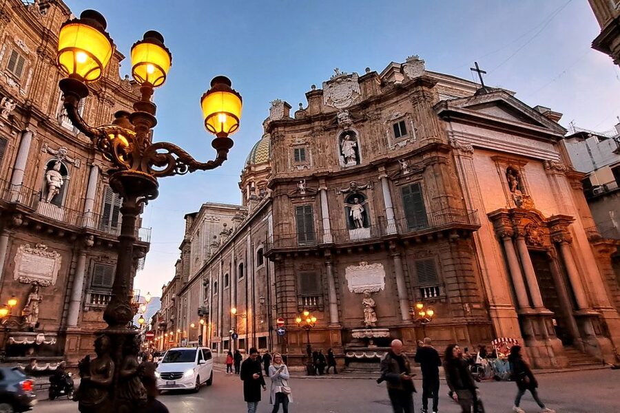 Napoli tour: alla scoperta del centro storico - Spaccanapoli and Santa Chiara: the spine of Naples