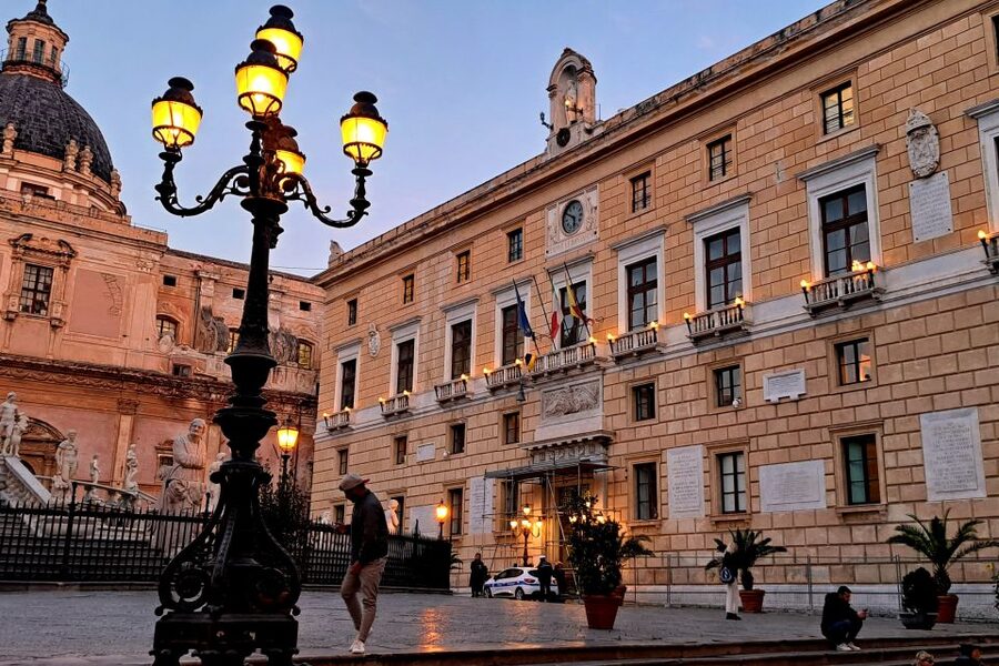 Napoli tour: alla scoperta del centro storico - Piazza Bellini and the Greek walls: where old and young coexist
