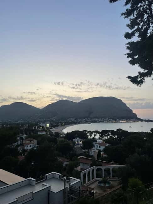Palermo: Grand Night Tour in CruiserCar - Drinks, Snacks, and the Photo-Stop Factor