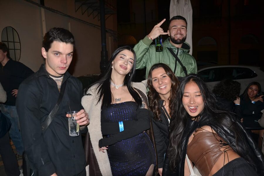 Palermo: Guided Bar Crawl with Shots and Discounts on Drinks - Timing and Group Mood: How Long You’ll Stay and Why That Helps