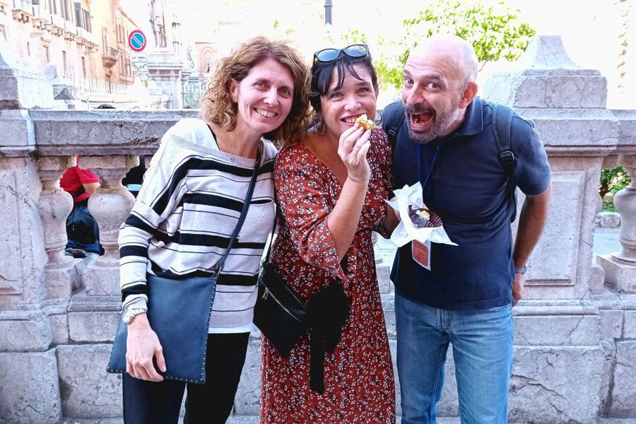 Palermo: Walking Tour of Historic Markets and Monuments - Meeting at Feltrinelli: the small details that prevent confusion